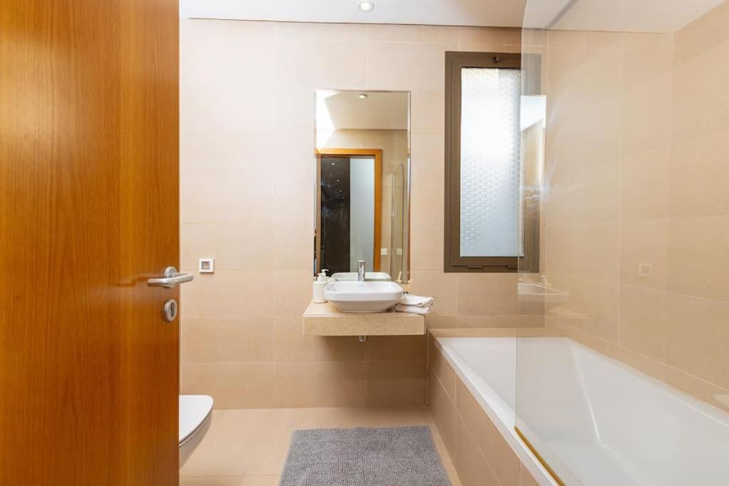 דירות Hajja Modern 2Br Retreat In Marina Sale Luxury Living מראה חיצוני תמונה